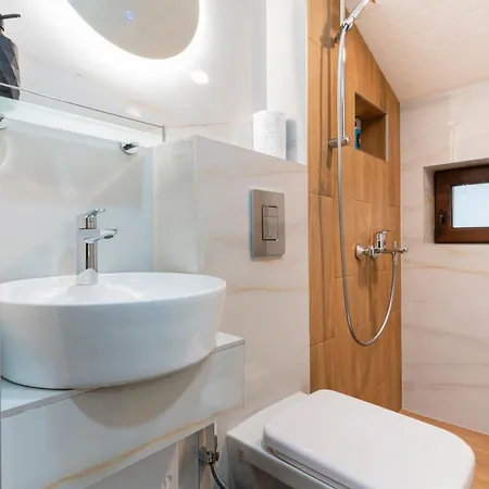 Urban Five #5 - Free Parking - Stylish One-Bedroom Apartments With Kitchen & Parking * Veliko Tărnovo