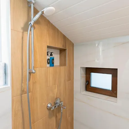 Urban Five #5 - Free Parking - Stylish One-Bedroom Apartments With Kitchen & Parking