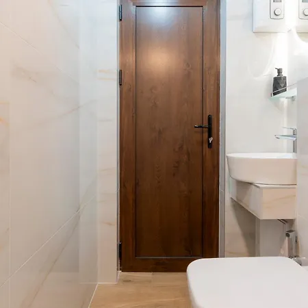 Urban Five #5 - Free Parking - Stylish One-bedroom With Kitchen & Parking *