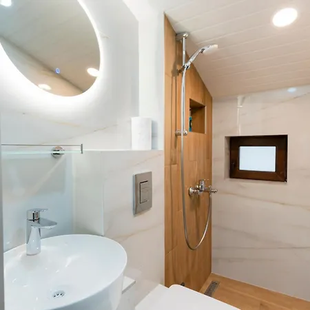 Urban Five #5 - Free Parking - Stylish One-Bedroom Apartments With Kitchen & Parking * Veliko Tărnovo