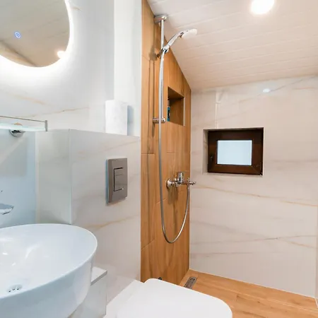 Urban Five #5 - Free Parking - Stylish One-bedroom With Kitchen & Parking *
