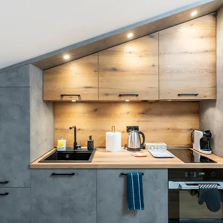 Apartment Urban Five #5 - Stylish One-bedroom With Kitchen & Parking *